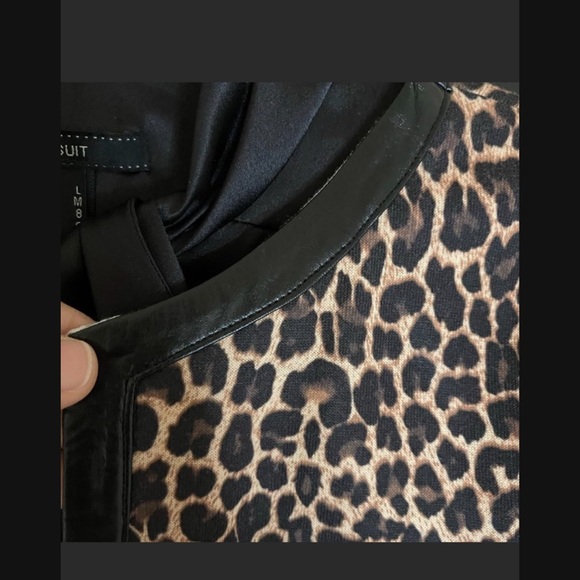 Chic Leopard Print Blouse with Black Trim - Picture 7 of 8